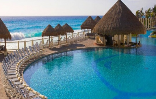 꾸미기_23paradisuscancun-mainpooldaytime.jpg